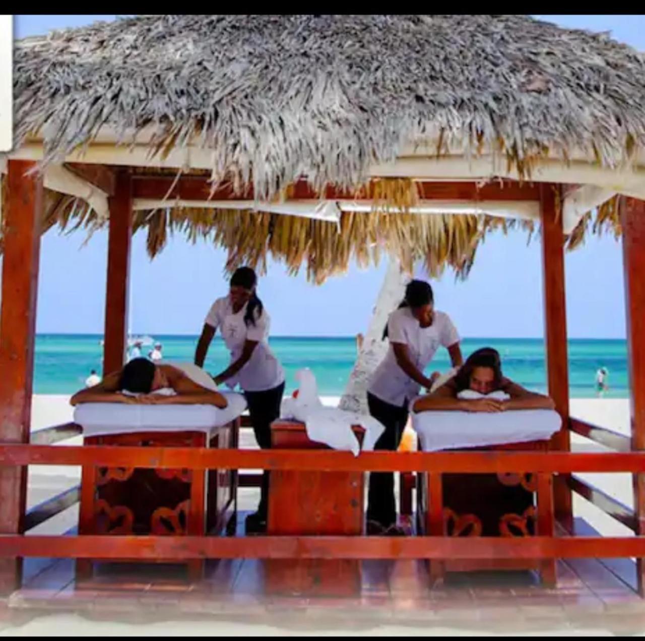 Madonna Pool Beach Los Corales Punta Cana Bagian luar foto