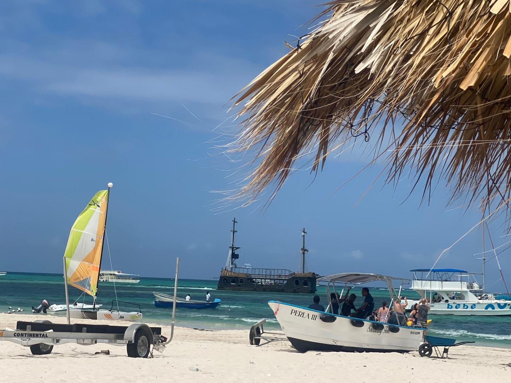 Madonna Pool Beach Los Corales Punta Cana Bagian luar foto