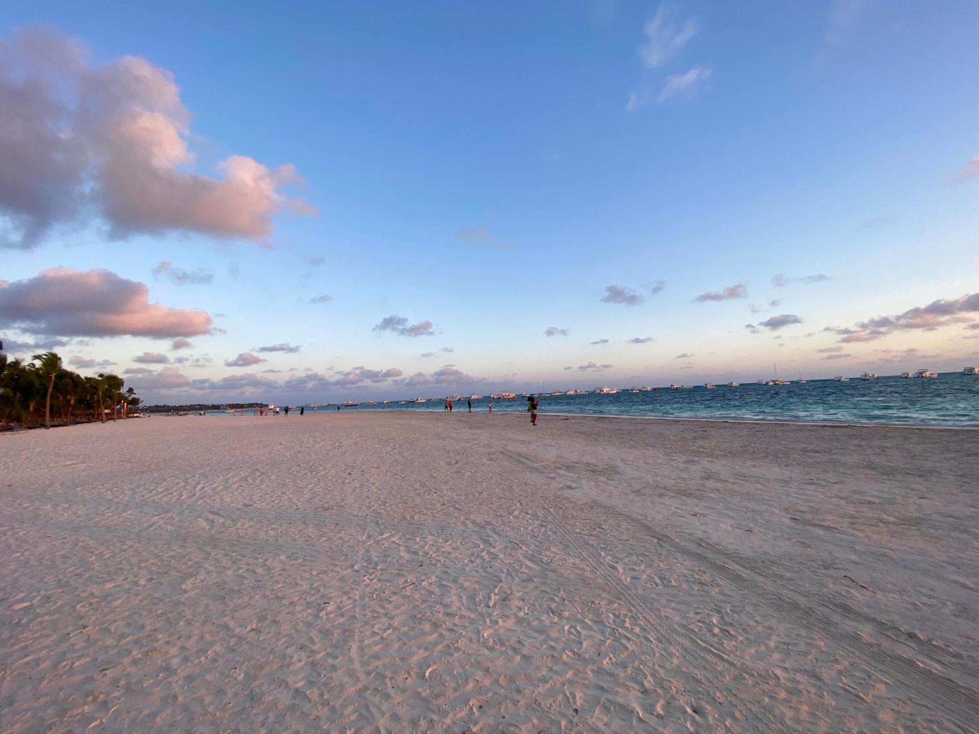 Madonna Pool Beach Los Corales Punta Cana Bagian luar foto