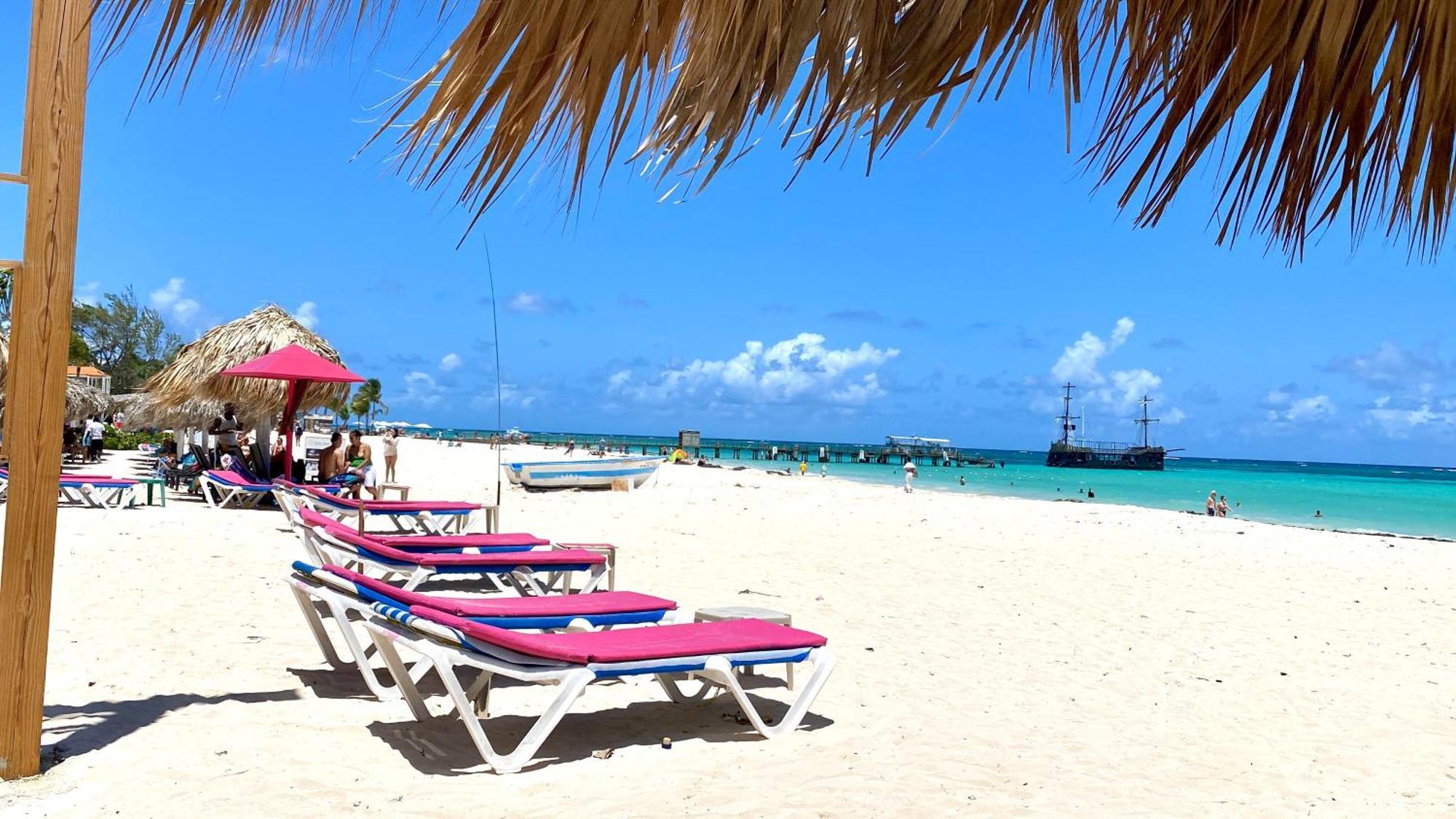 Madonna Pool Beach Los Corales Punta Cana Bagian luar foto